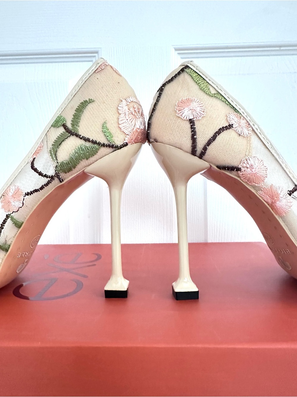 BIG TREE ~ Floral Tan Sheer Mesh Embroidered 4” Stiletto Heels size 9.5